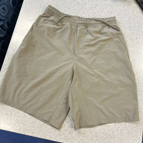 MENS LULULEMON Sz M like new tan 9 inch inseam lined workout shorts with pockets - Picture 1 of 5